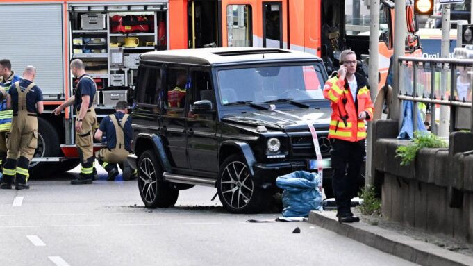 Stuttgart: Autofährt in Mensenmenge


