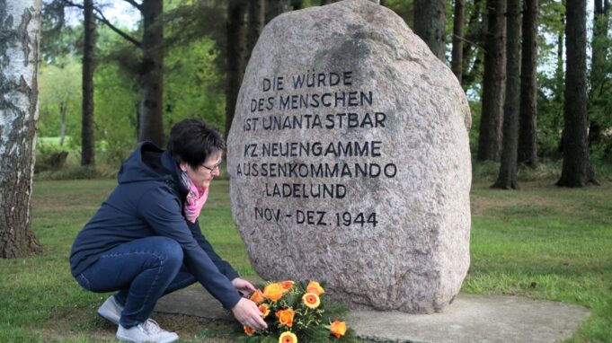 VOR 40 JAHREN GEDENKSTEINFURPERFER DES KZ LADYLUND ERRichtetet

