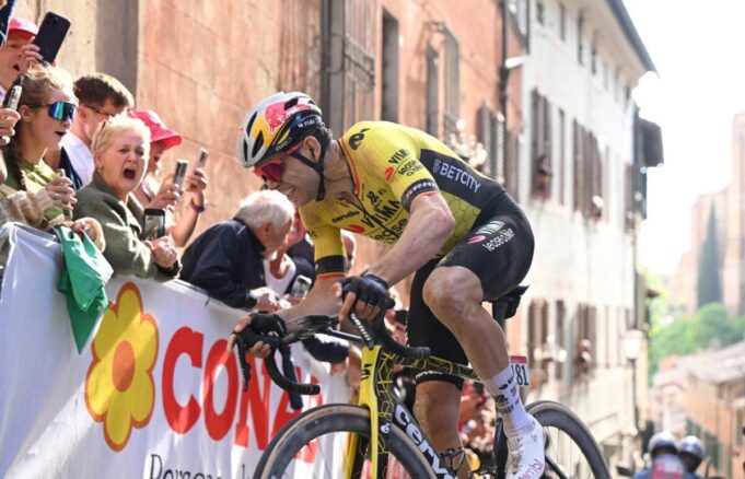 Van Aert beendet Einsamkeit und wartet auf den Sieg

