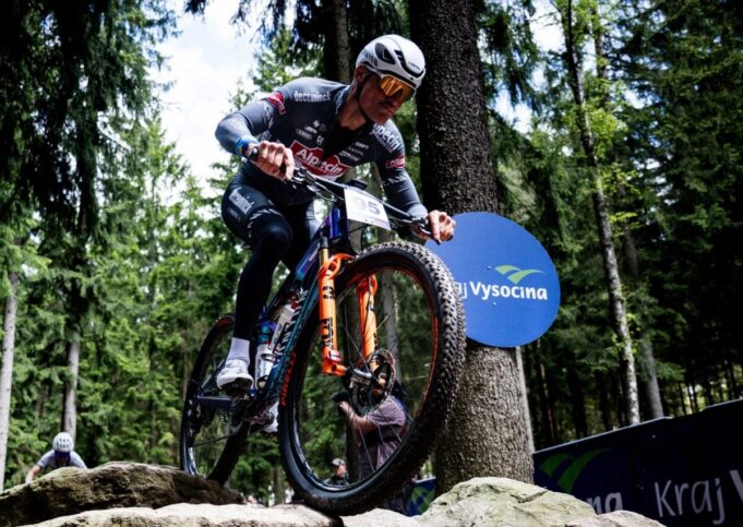 Van der Poel stürzt zweimal in der MTB -Rückkehr ab

