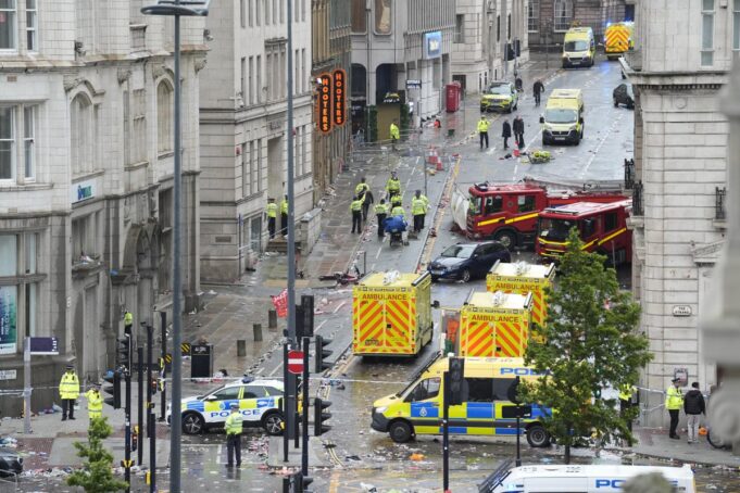 Vier Kinder wurden verletzt, nachdem Autos in die Liverpool -Parade gepflügt wurden

