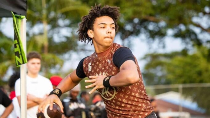Vier-Sterne Nebraska QB Commits Trae Taylor entschuldigt sich dafür, dass er Illinois Hut bei der Verpflichtungszeremonie verlassen hat

