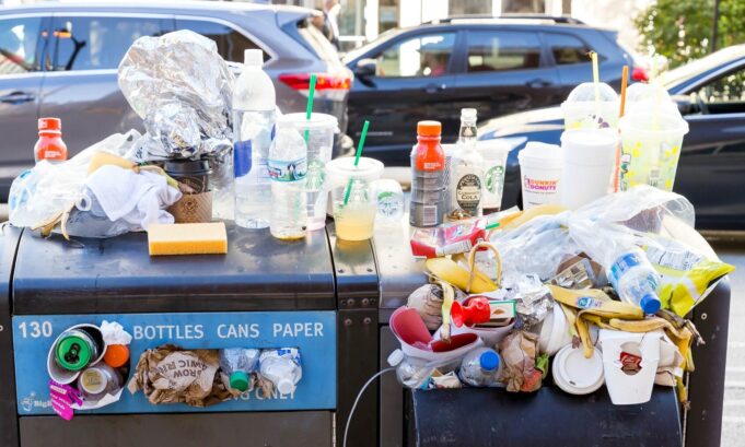 uebervolle-recycling-muelltonen-fuer-flaschen-dosen-und-papier_cc-by-20