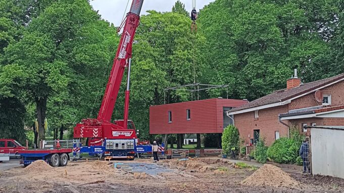 Wohnhaus von 16 Tonnen Gewicht Schweibt in Gönnebekein

