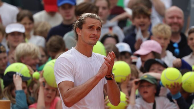 Zverev Nuttzt Dritten Matchball: Achtelfinaleinzugug von Hamburg Perfekt | Tennis - Highlights | Video

