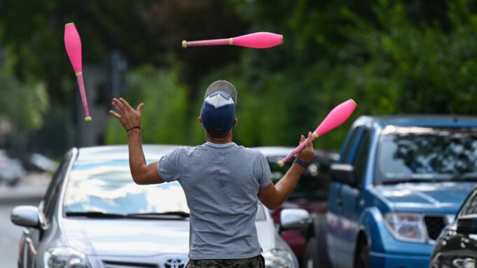 Zwische Autos und Pallaus: Jongleure Erobern Frankfurts Kreuzungen | Hessenschau.de

