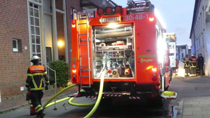feuerwehr rettet frau aus


