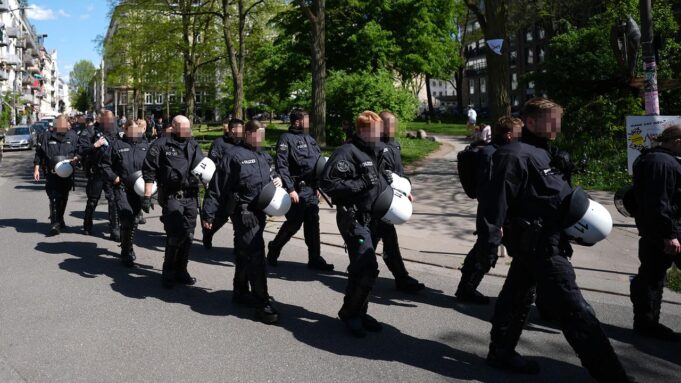 revhtsextremismus-fast 200 Polizisten Ofiziell uner Verdacht

