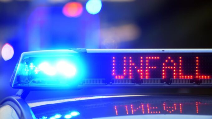 Abbrechen MIT DRI VERLETZTEN AUF AUTOBAHN - POLIZISTEN FAHREN MIT BAUSTELLENFAHREGUGUGUMSE

