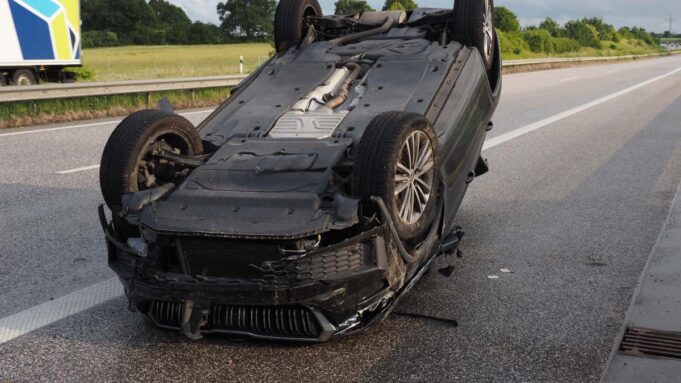 Abbrechen auf A20Bei Mönkhagen und Lübeck: PKWUberschlägtssich

