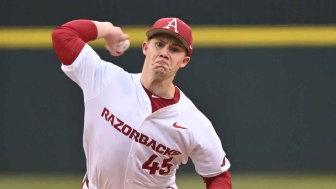 Arkansas Holz wirft CWS -Geschichte mit Murray

