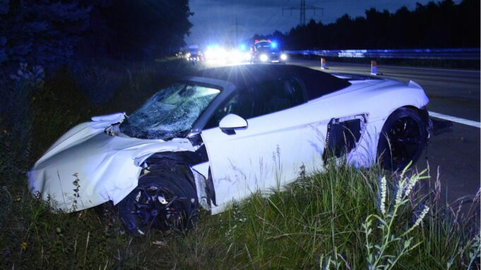 Audi R8 Rast auf A24 in Leitplanke

