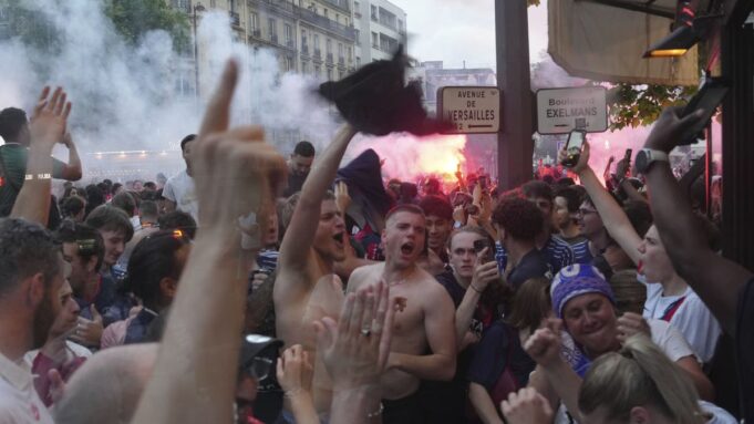 Austreitungen bei Frankreich nach PSG Sieg

