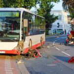 Auto Rammt Linienbus - Zwei Schwerverletzte