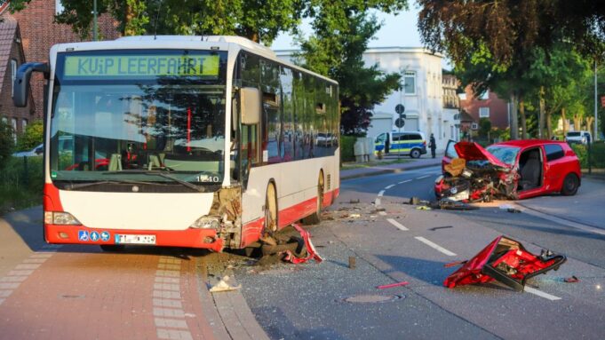 Auto Rammt Linienbus - Zwei Schwerverletzte

