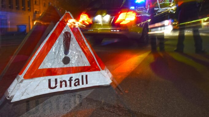 Auto Rast in LKW: Zwei Junge Männersterbenbei fällt in Gelnhausen auf | Hessenschau.de


