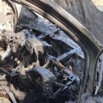 Auto inahrensbökfängtfeuer und Brennt AUS