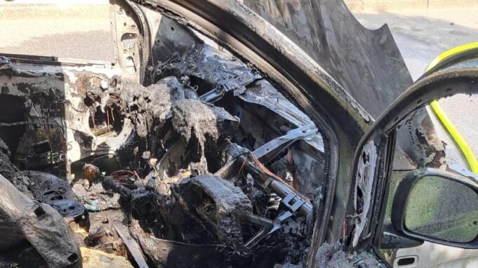 Auto inahrensbökfängtfeuer und Brennt AUS

