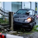 Automatische Fähhrt in MenschenGeich - frau und kleiinkind relettt