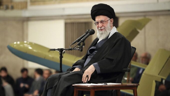 Ayatollah Ali Chamenei - Einmächtzergreis Hut

