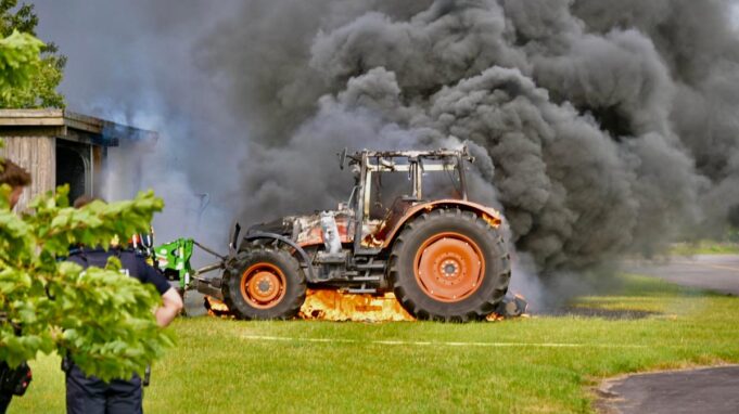 Brennender Traktor auf DeMflugplatzschäferhaus

