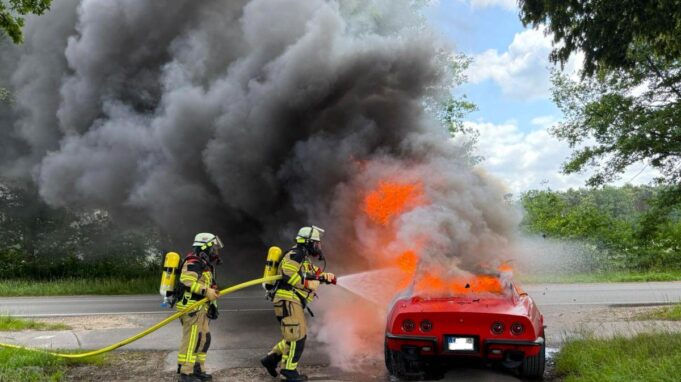 Corvette Brennt Beide Komplett AUS

