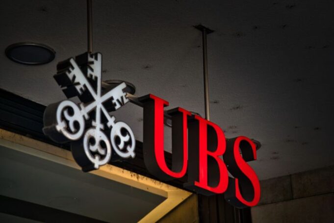 DATEN VON UBS-CHEF und TAUSENDEN MARTERN IM DARDNET

