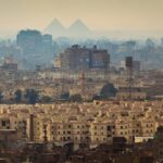 Dans «Brève Histoire Dela Créationet de l'Est du Caire» de Shady Lewis, unpetit Garçontentent Survivreàlala la lia la lia tive