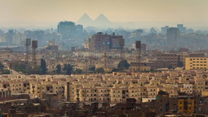Dans «Brève Histoire Dela Créationet de l'Est du Caire» de Shady Lewis, unpetit Garçontentent Survivreàlala la lia la lia tive

