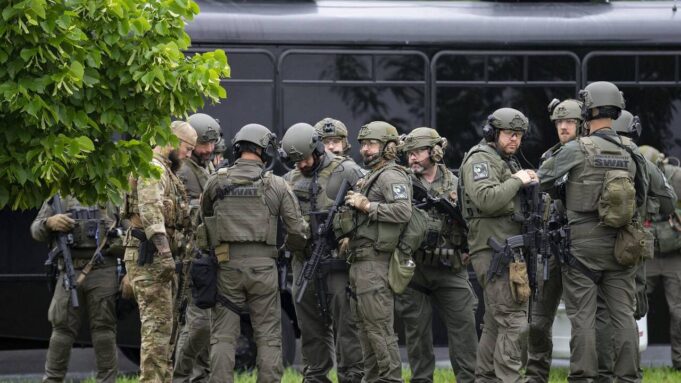 Dans Le Minnesota, Deux Éluslocaux et Leur Contheexhirtvisépar des Tirs: Deux Morts et deux Segens

