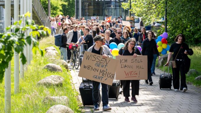 Demo Gegen Stellenabbau A der Uni Flensburg

