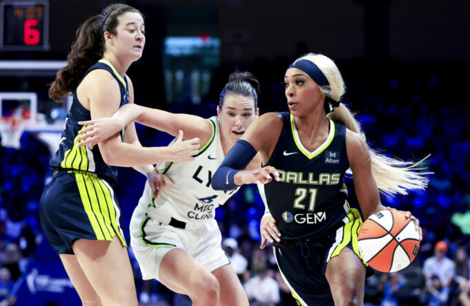 Die Teamkollegen von Paige Bueckers verwenden Action als Aktion im Dallas Wings -Spiel


