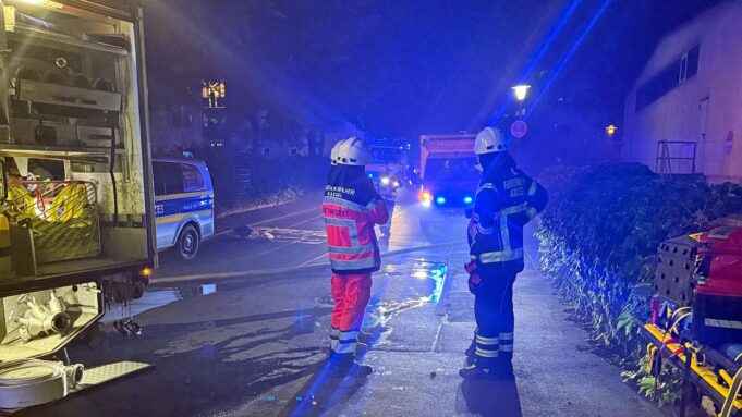 FRAU KLETTERT AUS Brennender Wohnung, Tesla fährtin Café -terasse -Fahrer Flügeltet ➤ NachRetten im Stock | Hessenschau.de

