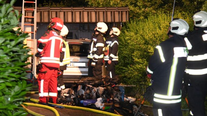 Familie MIT HUND Rettet sich vor Feuer in Ellerhoop

