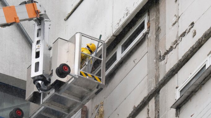 Fassadenabsturz von Billenhausen: Hochhaus BLEBT Gesperrt, Bewohner Dürfen Kurz Zurück | Hessenschau.de

