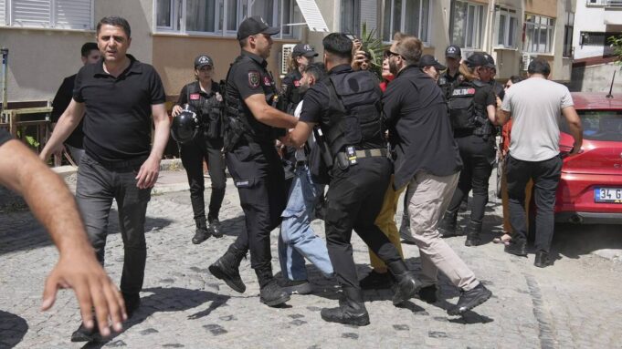 Fügen Sie 50 Personnes Interpelléesen Armment de la Marchedesferertés Interditeài Stanbul

