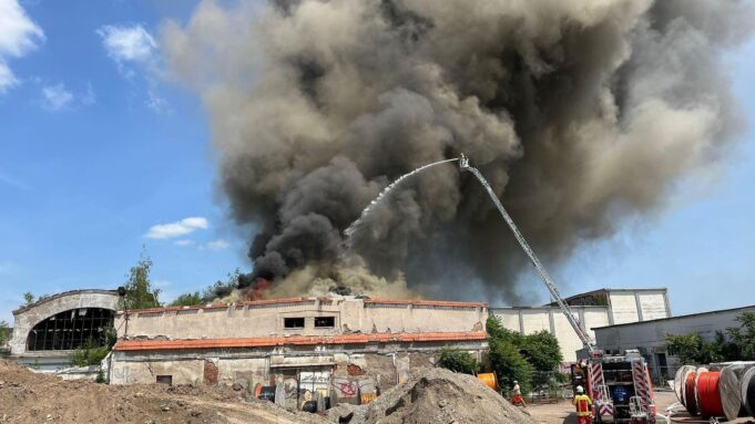 Großbrandauf Erfurter Schlachthof: Löscharunengegeen bis in den Morg (MIT Video)

