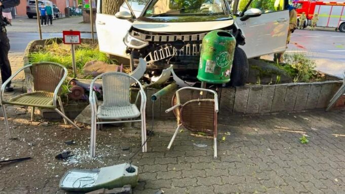 Halstenbek Auf Gehwegs E -Auto Kracht - Fahrerflucht nach Minor

