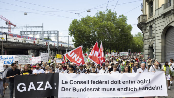 In Bern Bekunden Tausende Ihresolidaritätmitgaza

