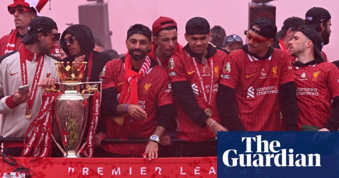 In dem Bericht heißt es, dass der britische Fußball Druck zwischen Geld und Fans ausgesetzt ist. finanziell

