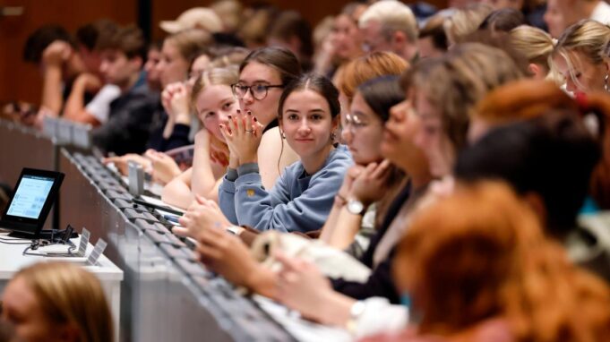 Internationale studenten -chancefürdie Wirbel im Norden

