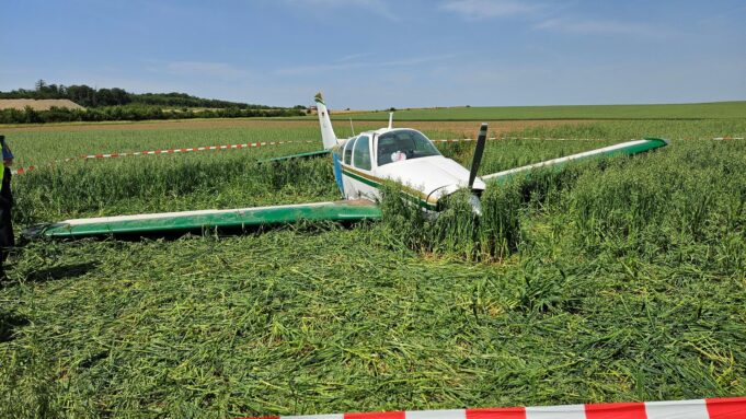 Kleinflugzugverunglückt: Zwei Verseltzte bei Notlandung Nahe Flughafen Kassel | Hessenschau.de

