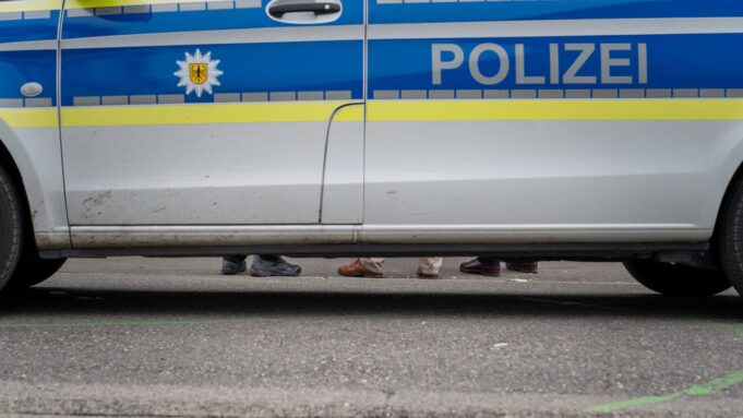 MANNFÄHRTMIT AUTO IN EINE GRUCH: FRAU UND TOCHTER UNER DEN OPFERN

