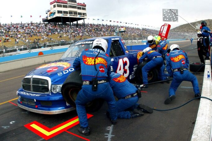 NASCAR ist Mexikos erster Vollzeitfahrer

