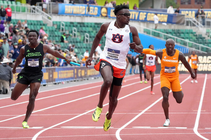 NCAA -Männer 4 x 100 - Auburn sprints im Chaos, um sie zu wiederholen


