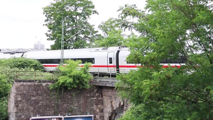 NORDRHEIN-WESTFALEN: Fahrgästewarten Stundenlang in Defektemeis

