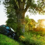 PKW-Fahrer Kommtvon Straßeab und Rammt Baum