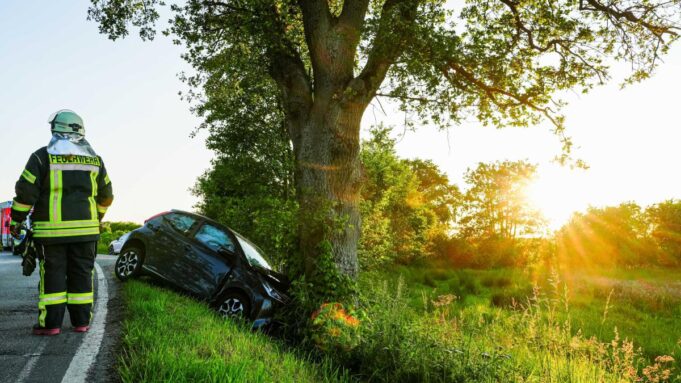 PKW-Fahrer Kommtvon Straßeab und Rammt Baum

