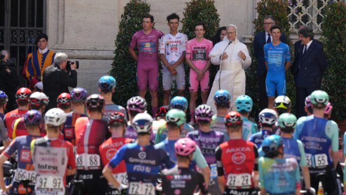 Papst Leo Blessings Radfahrer nahmen an Giro d'Italia teil

