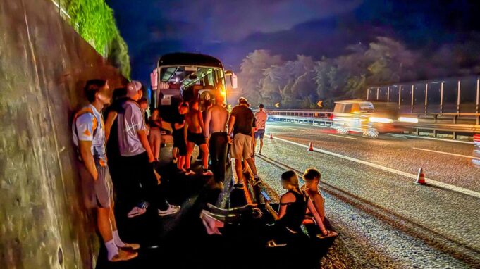 Personalwitter Schüler Strandenauf Autobahn in Italien

